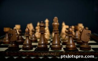 扑克千年传奇：从宫廷叶子戏到pt电子游戏的智慧对决